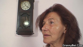 Он челка шьет 70-летнюю бабушку