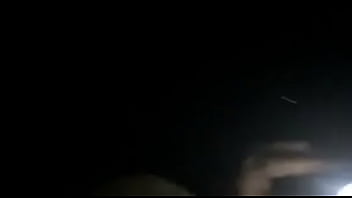 角質ぽっちゃりは茂みの中で激しくfingerfucked