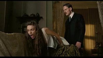 Keira Knightley - показывает сиськи во время шлепания