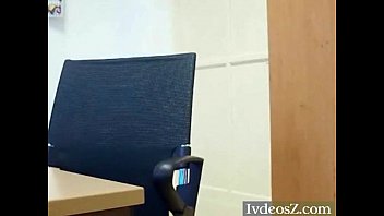 オフィスで彼女の上司によって提案されたアマチュアベイブ