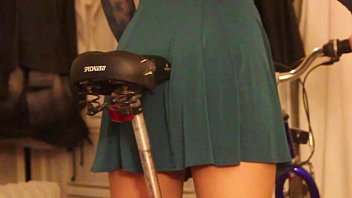 パンティーで自転車グラインドに乗ることを学ぶステップ娘