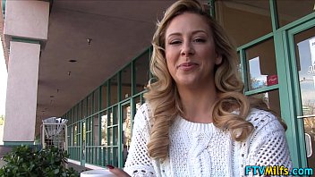 熟女は猫のハメ撮りを振動させる
