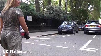 セクシーな点滅ブロンドアシュリーライダー屋外露出症とアマチュア盗撮ベイビー