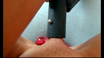彼女の猫とディルドを掃除機で掃除する黄色いミニスカートのソフィー