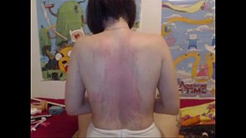 彼女の背中のスパンキングおっぱいをむち打ち1