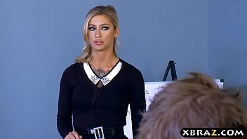 MILFの上司は彼らをクソすることによって彼女のオフィスの従業員を鼓舞します