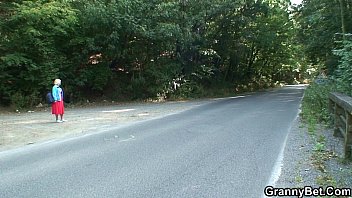 Старую бабушку засадили в машине