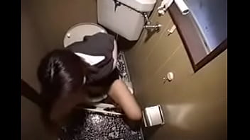 自慰行為をしている日本人の女の子