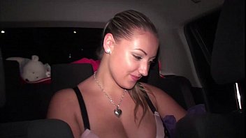 巨乳ポルノスターのクリスタル・スウィフトとかわいい十代の との極端な公共乱交