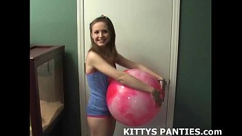 人形で遊んでいる間はパンティーをのぞかないでください