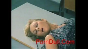 学校の部屋で美しい毛むくじゃらの女の子の性交