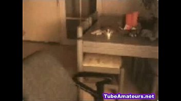 赤毛の十代のが指で触れておっぱいを見せている