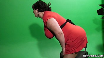 夫は後ろからクソぽっちゃりをだましている