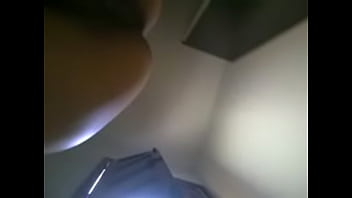 彼女の猫を見せているアマチュア