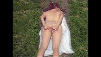 露出狂-痴女-妻-ほぼ裸の公共公園-to-tan-3