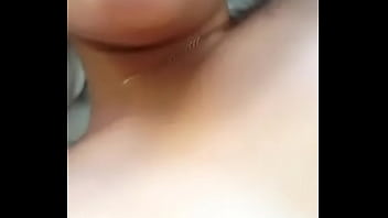 Горячая брюнетка отправляет видео