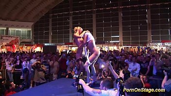 ステージ上の野生のレズビアンポルノショー