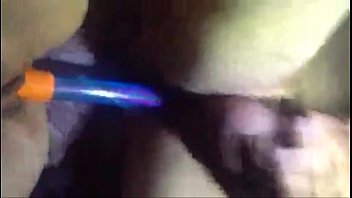 ロバの女の子と男でおもちゃを共有する
