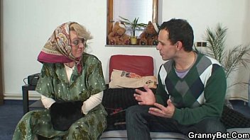Одинокая старая бабушка ублажает молодого ебаря