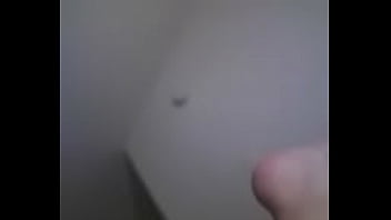 必死のおばあちゃんがきゅうりを選ぶ