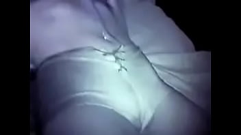 タイトなショートパンツでティーンをからかうのを見て、彼女のタイトな猫をこすります