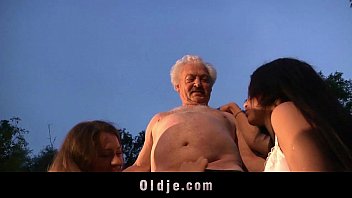 古い太ったおじいちゃん屋外69ファック2人のゴージャスな女の子