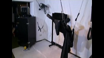レズビアンドミナは彼女の奴隷の女の子をスパンキング