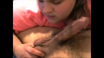 セクシーな主婦はボールとディックを吸って、絶頂でいっぱいの口を飲み込みます