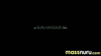 日本のマッサージ師がフルサービスのマッサージをします28
