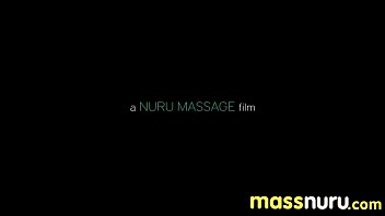 日本のマッサージ師がフルサービスのマッサージをします25