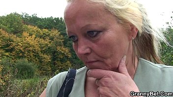 Старую бабушку сняли и трахнули в киску