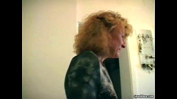 野生のおばあちゃんは彼女の吸うスキルを示しています