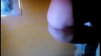 Eve с большой задницей трогает ее член