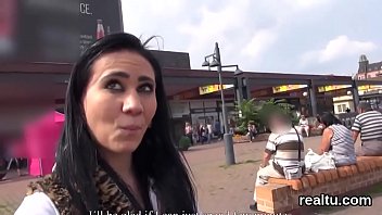 ステラチェコの女の子がショッピングセンターで誘惑され、ハメ撮りで掘削