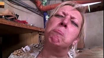 おばあちゃんはおじいちゃんが金髪の可愛い人とセックスするのを見ます