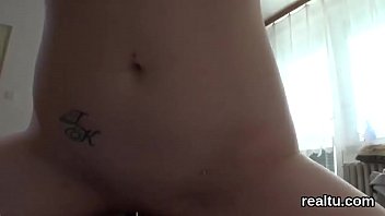 愛らしいチェコの淫乱はショッピングセンターで誘惑され、ハメ撮りでドキドキします