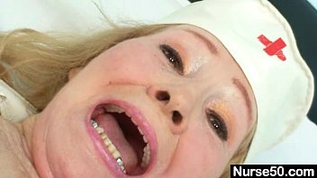 変態おばあちゃんはパンプスブーツを履いて自分でおもちゃ