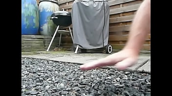 屋外でおしっこをする