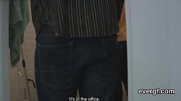 破産した仲間は、セクシーな仲間が彼のガールフレンドを金のために釘付けにすることを許可します
