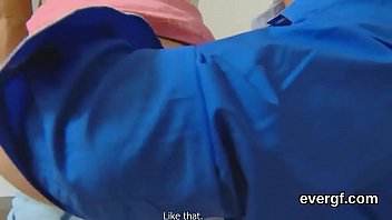 お世話になっている男は、厄介な仲間が彼のガールフレンドを現金で突くのを許します
