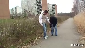 少年はホームレスの熟女を誘惑するm。彼と性交する