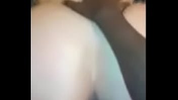 彼は内部でそれをするのが好きです