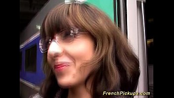 フランスの熟女が深い肛門のために拾いました