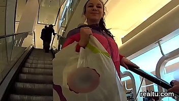美しいチェコの淫乱はモールでからかわれて、ハメ撮りで身をかがめられます