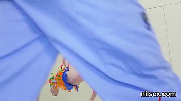 いたずらな淫乱は、抑制されていない治療のために肛門の亡命に連れて行かれました