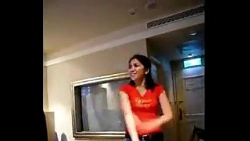 恋人と一緒に乗っている北インドの妻