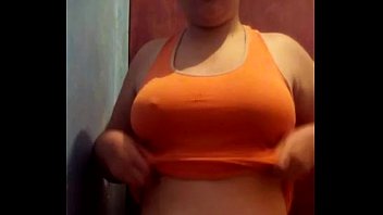 ホットな女の子が服を脱ぐ