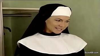 プリスターはお尻で修道院の女子高生をファック