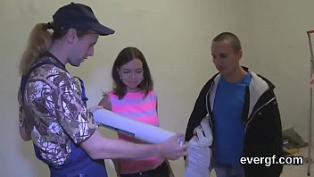 無一文の恋人はいたずらな相棒がドルのために彼のガールフレンドに乗ることを許可します