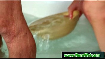 日本のマッサージ師がフルサービスのマッサージをします06